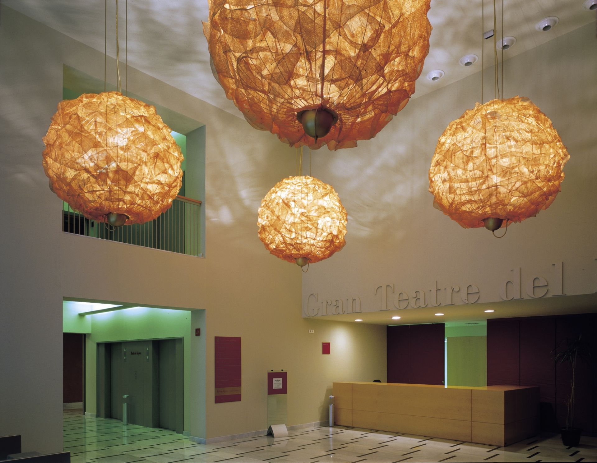 Innenaufnahme mit mehreren Liceo Pendelleuchten von Santa & Cole in warmem Licht.