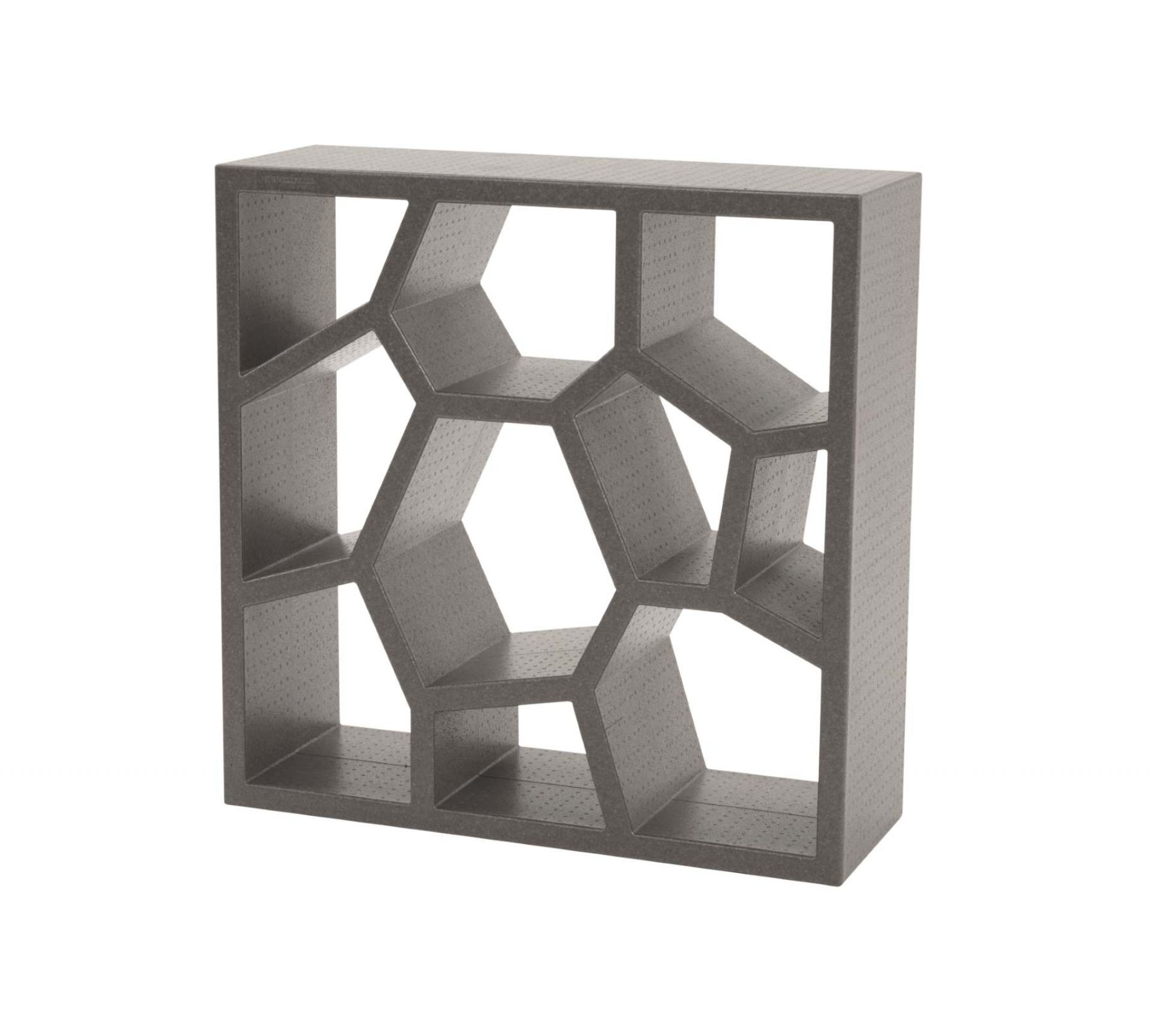 Opus Incertum Regal von Casamania Horm, graues modulares Wandregal mit geometrischen Fächern.