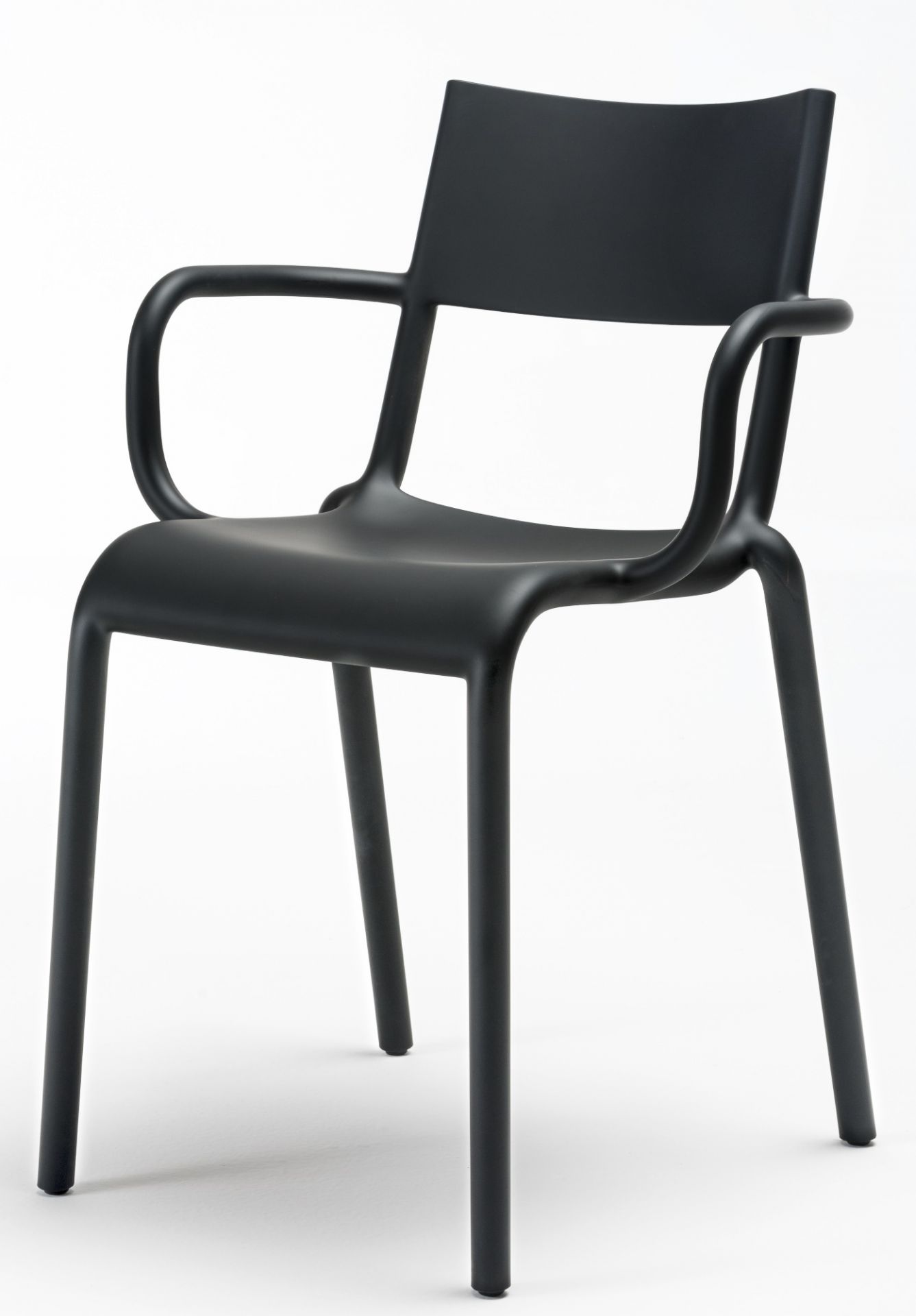 Schwarzer Generic A Stuhl mit Armlehnen, moderner Designstuhl für Esszimmer und Wohnbereich.