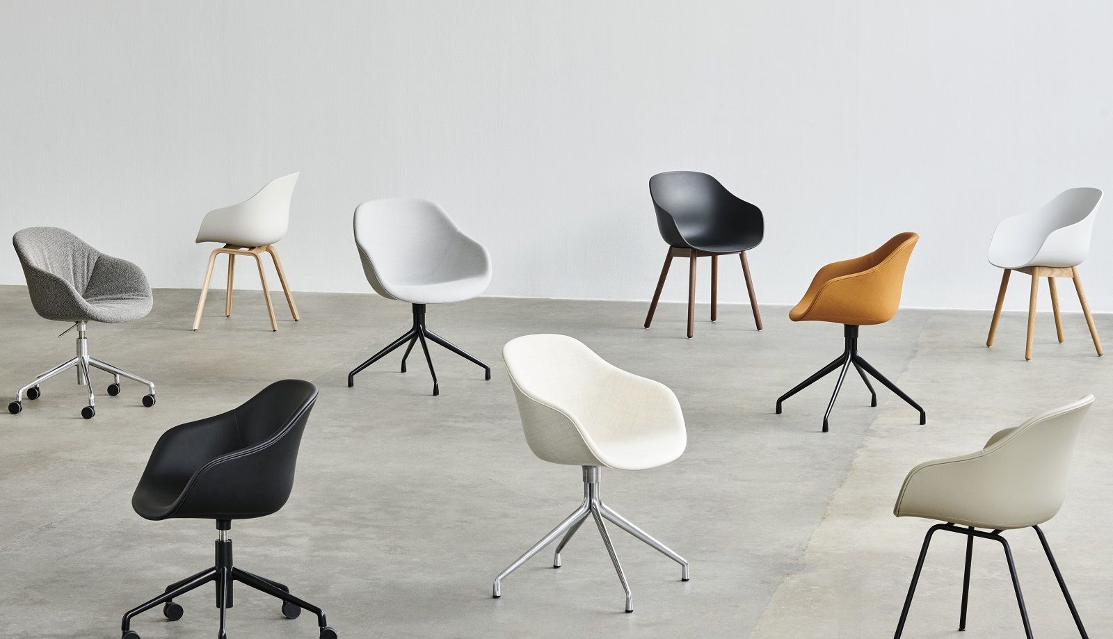 Vielfalt an About a Chair AAC 227 Stühlen von Hay in verschiedenen Farben und Gestellen.