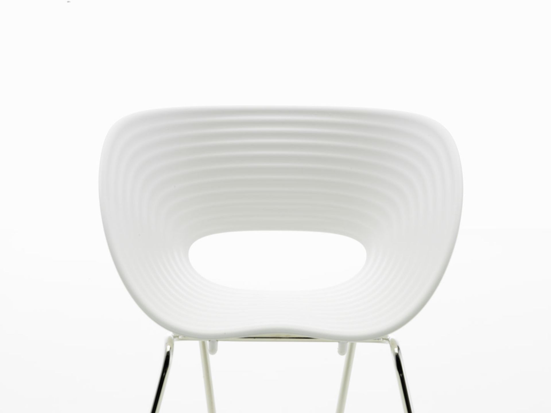Weißer Tom Vac Stuhl von Vitra, eine Miniatur Design Ikone mit Loch in der Rückenlehne.