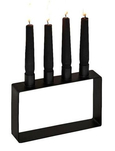 Schwarzer Frame Kerzenhalter mit vier brennenden, schwarzen Kerzen. Moderner, minimalistischer Kerzenständer für stimmungsvolle Beleuchtung.