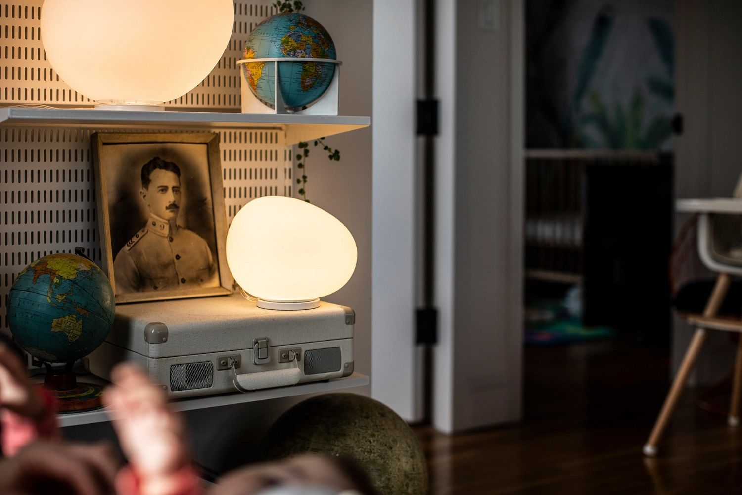 Gregg Tischleuchte von Foscarini, modernes Design, eiförmige Lampe auf einem Regal mit Dekoration.