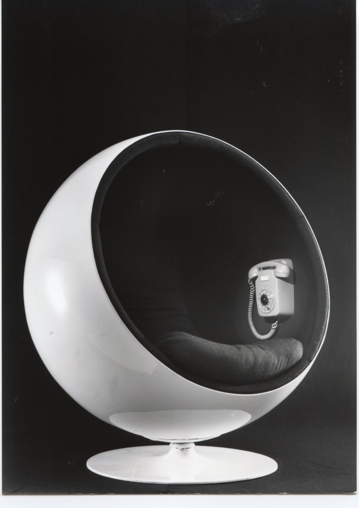 Grauer Ball Chair Sessel von Eero Aarnio Originals mit Telefon im Inneren. Designklassiker.
