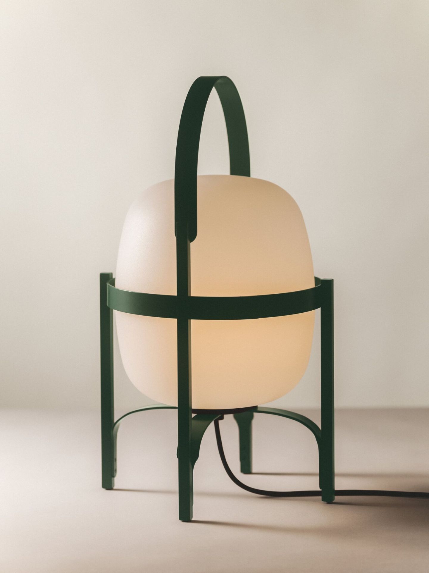 Cesta Outdoor Tischleuchte von Santa & Cole in English Green mit Henkel.