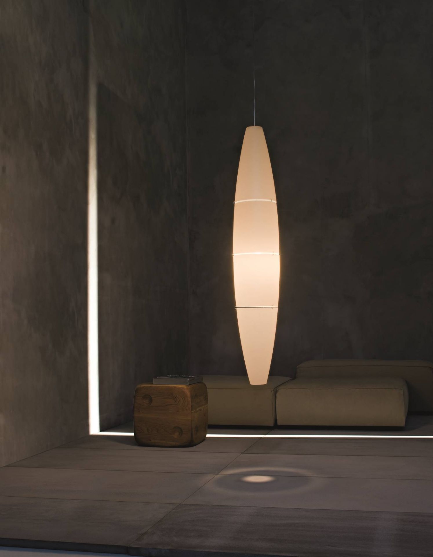 Havana Hängeleuchte von Foscarini: Elegante, längliche Pendelleuchte in hellem Farbton, wirft warmes Licht.