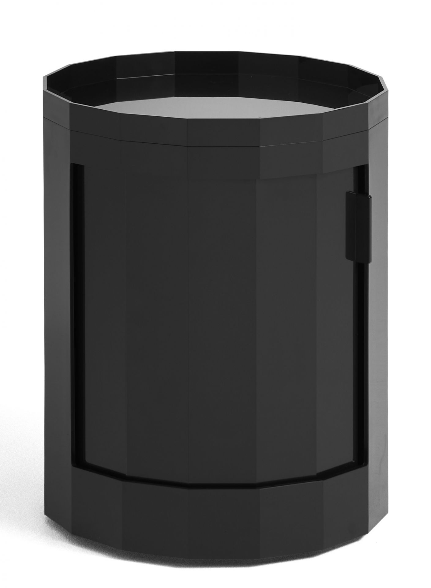 Schwarzer Facet Cabinet Low von Hay: Moderner, achteckiger Stauraumschrank für Wohnzimmer und Schlafzimmer.