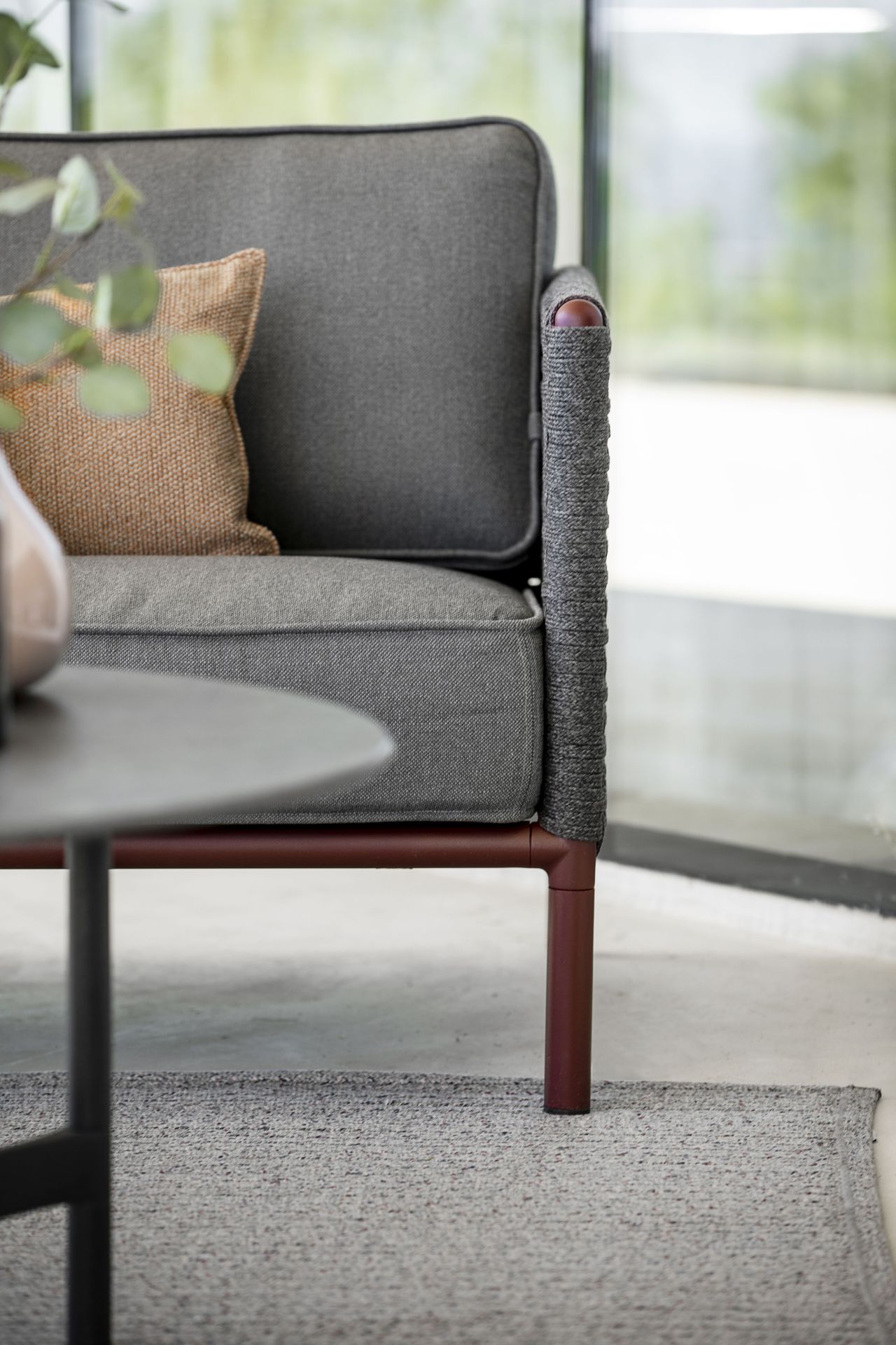 Detailaufnahme: Graues Encore Sofa mit AirTouch Kissen von Cane Line, Outdoor Möbel.