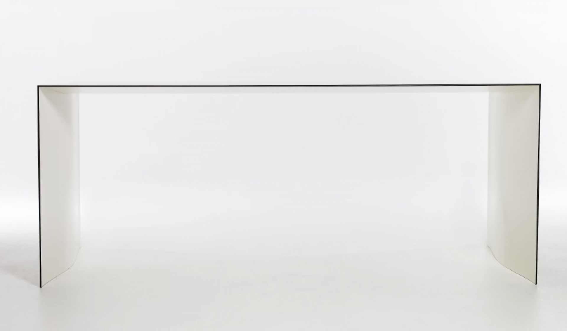 Schlichter, weißer Thinner Tisch von Karl Andersson & Soener, minimalistisches Design für moderne Wohnräume.