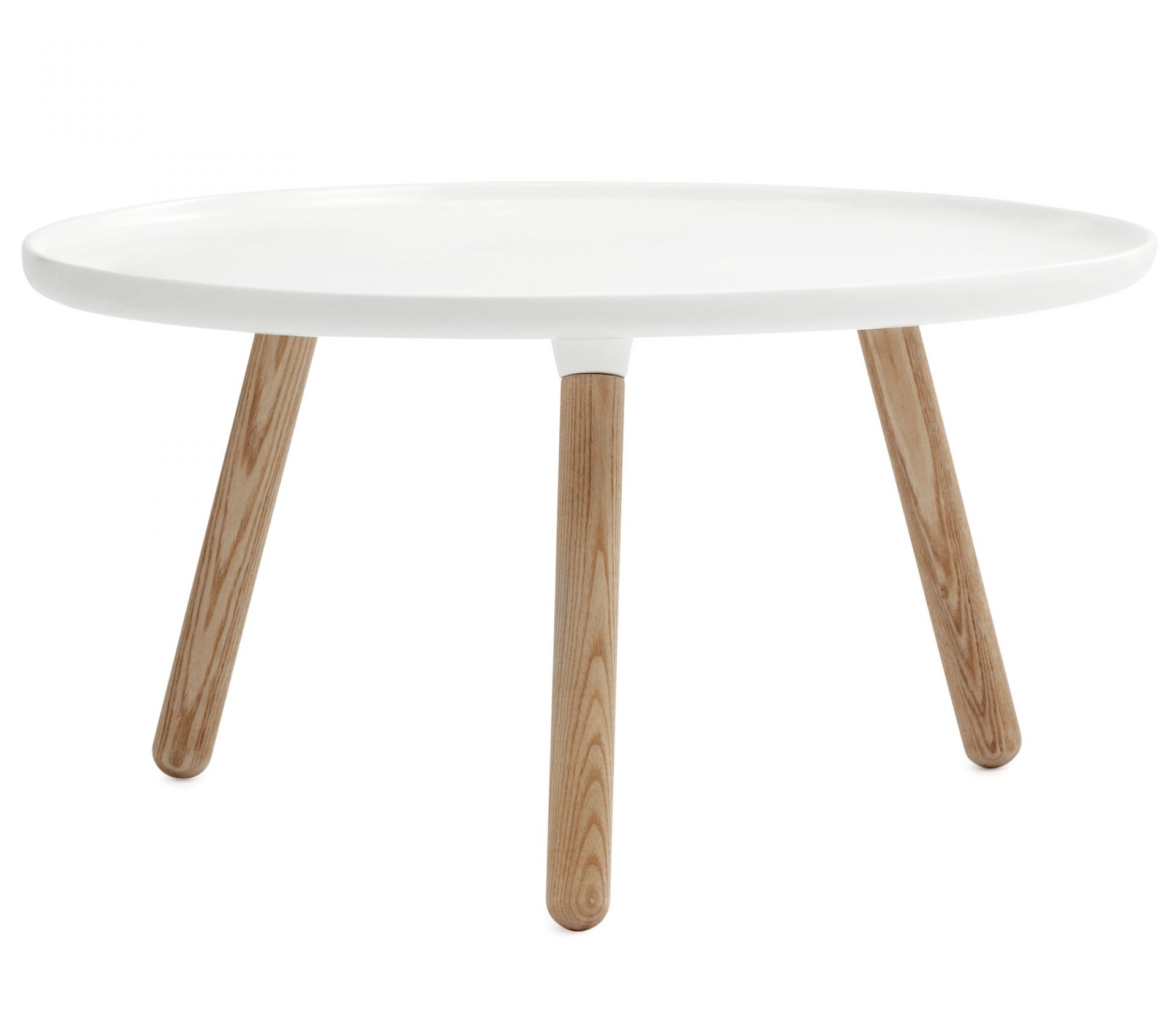 Weißer Tablo Couchtisch von Normann Copenhagen mit drei hellen Holzbeinen. Moderner Beistelltisch.