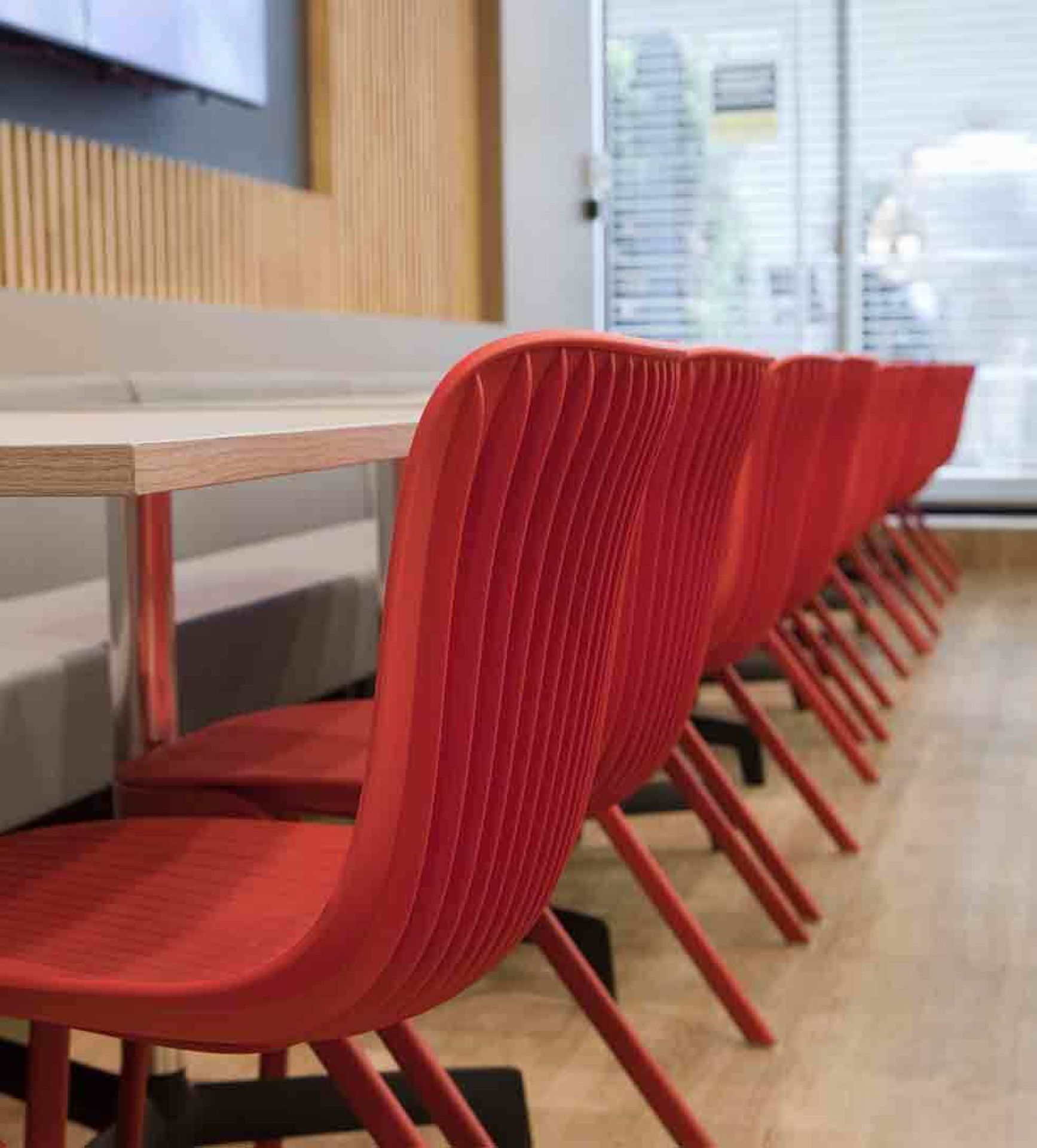 Beiger Dragonfly Stuhl von Segis mit Metallbeinen, moderner Designstuhl für Büro und Zuhause.