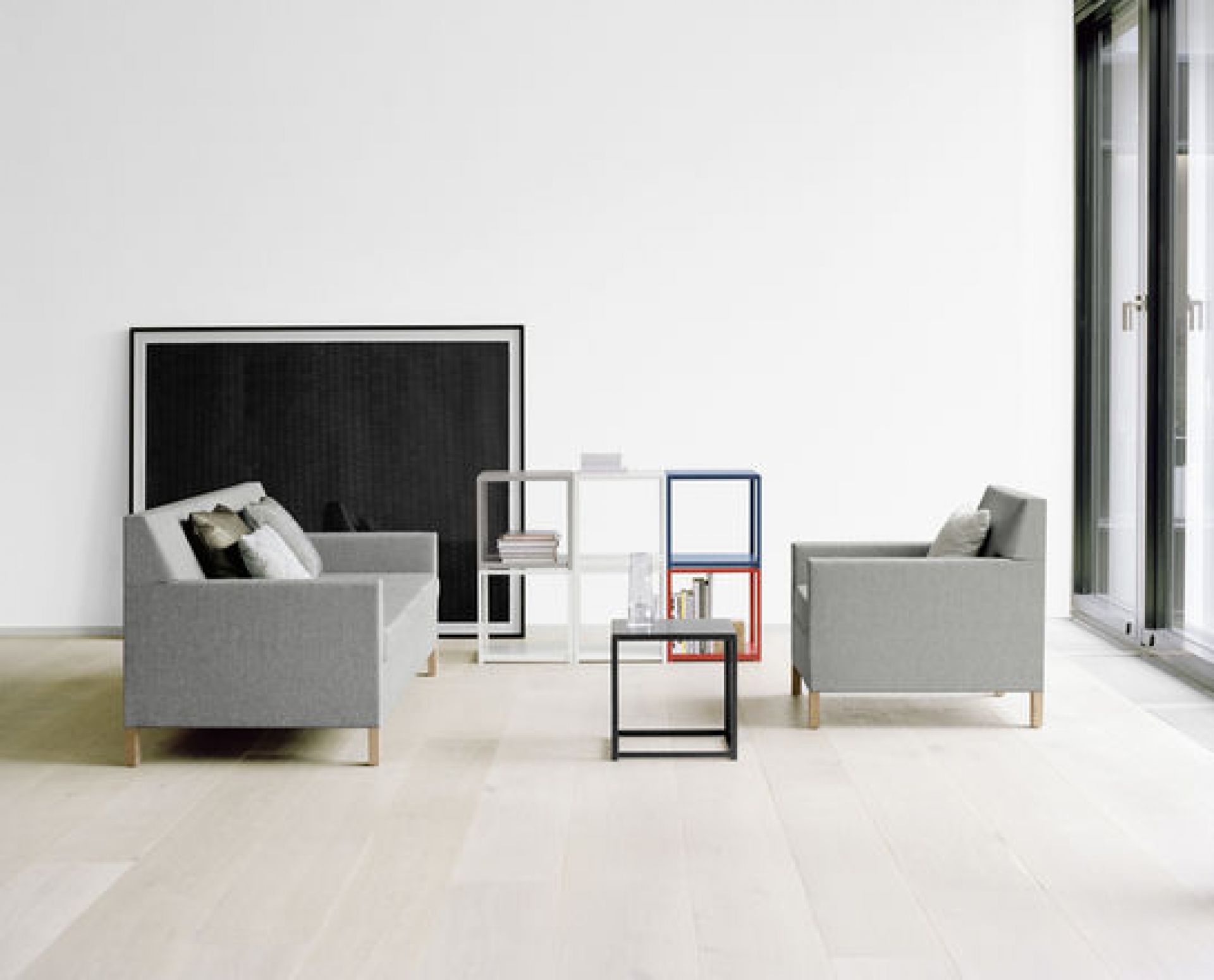 FK12 Fortyforty Beistelltisch von e15 mit tiefschwarzem Gestell in modernem Wohnzimmer-Ambiente.