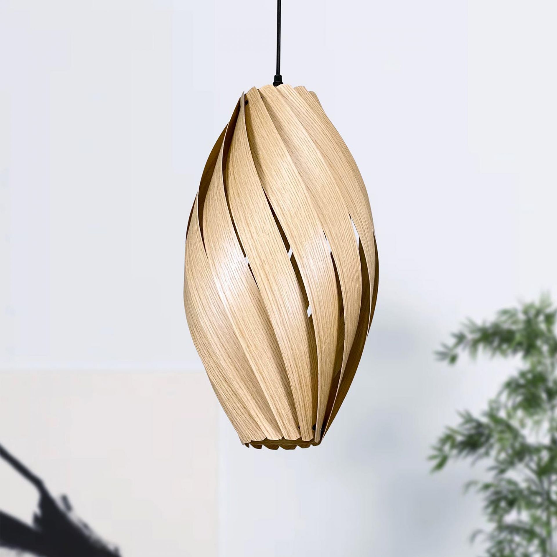 Ardére Hängeleuchte aus Eiche: Längliche Holzlampe mit modernem Design für Wohnzimmer und Esszimmer.