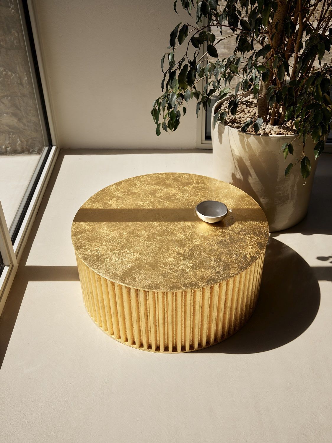 Goldener Herclino Couchtisch mit geriffelter Oberfläche und einer kleinen Schale, Indoor-Möbel.