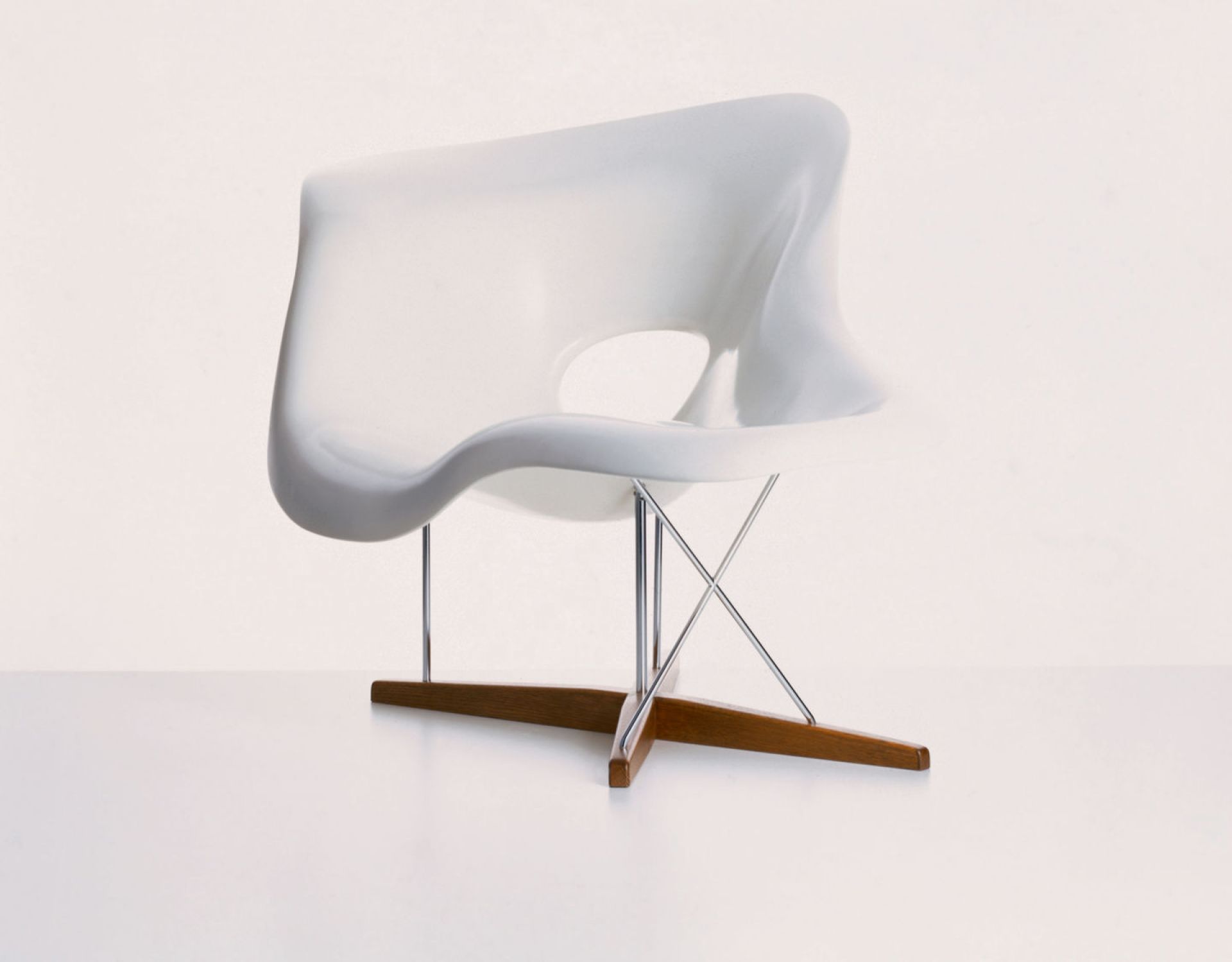 Weiße La Chaise Liege von Vitra: Moderner Designklassiker mit Chromgestell und Holzfüßen. Bequemer Sessel für stilvolles Wohnen.