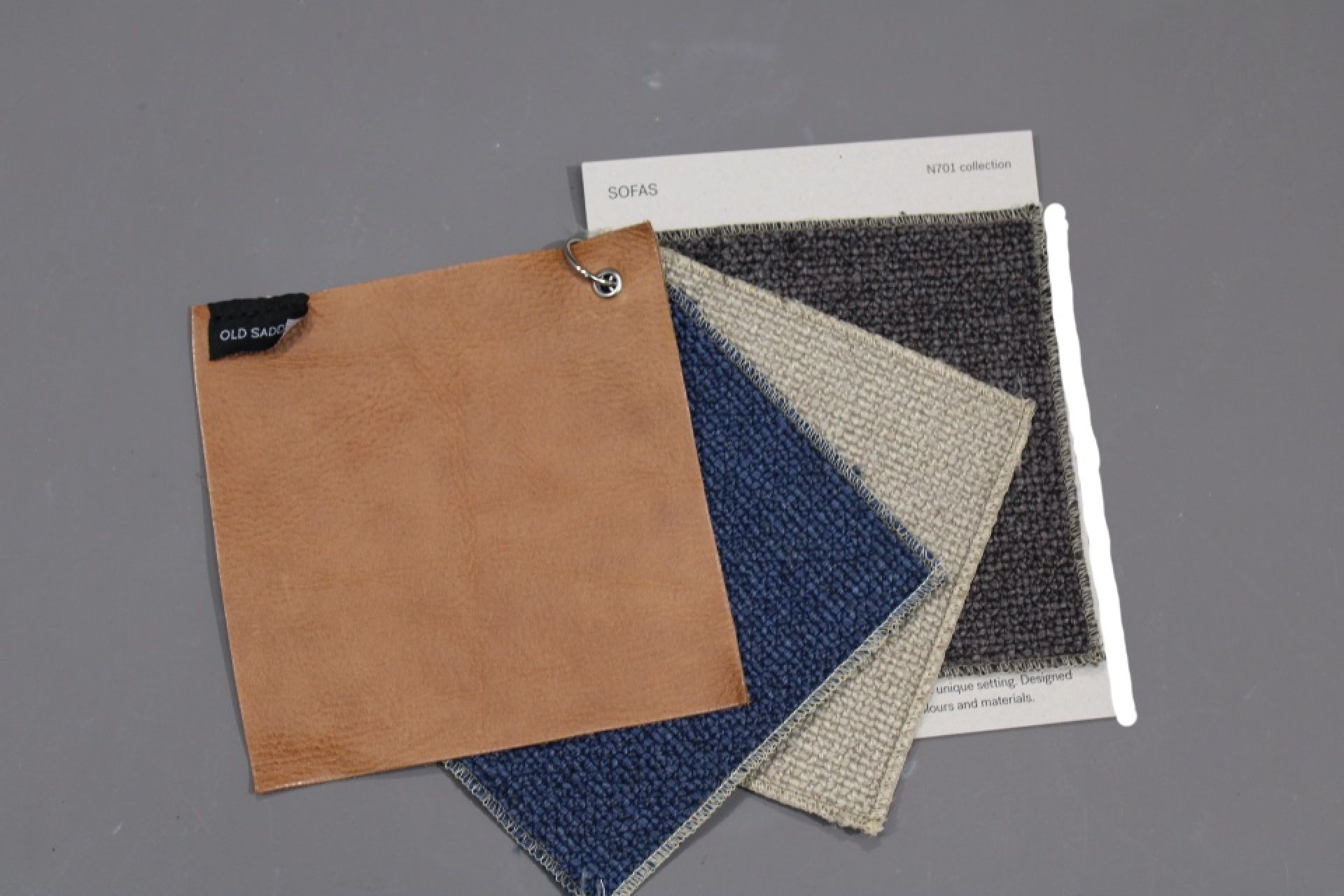 Stoffmusterkarte N701 Kollektion Ethnicraft: Leder, blaue, beige und graue Stoffmuster für Möbel.