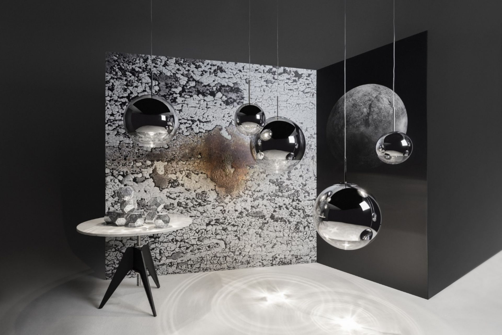 Mehrere Tom Dixon Mirror Ball Hängeleuchten in verschiedenen Größen, reflektierendes Design.