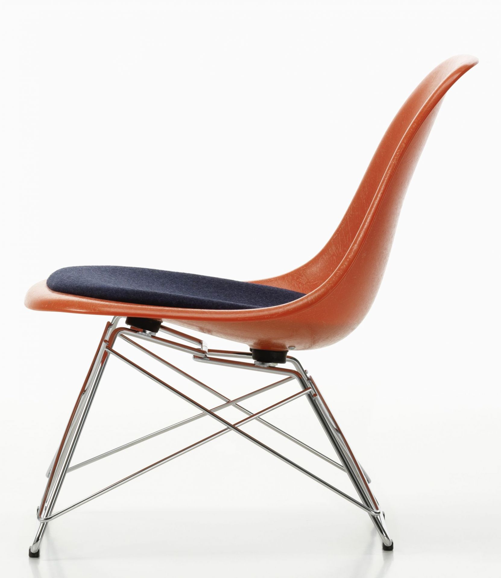 Eames Stuhl: Kunststoff Side Chair LSR in Orange mit blauem Sitzpolster und Chromgestell.