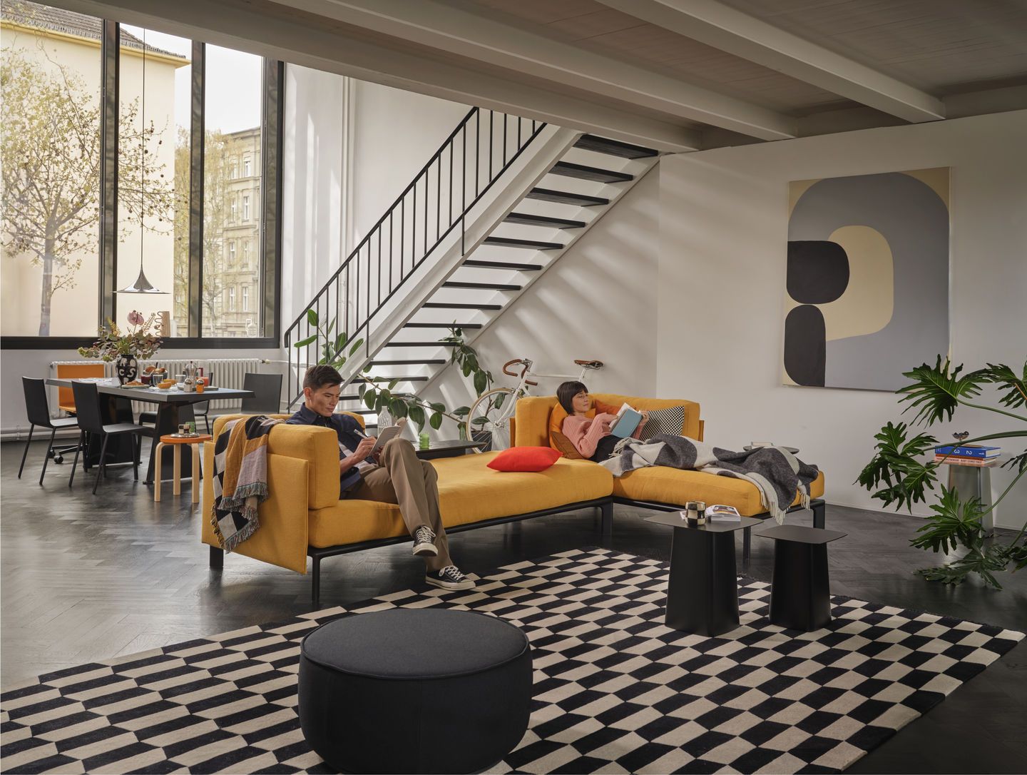 Wohnzimmer mit gelbem Anagram Sofa, verbunden mit Vitra Plattformverbinder für modulare Möbel.