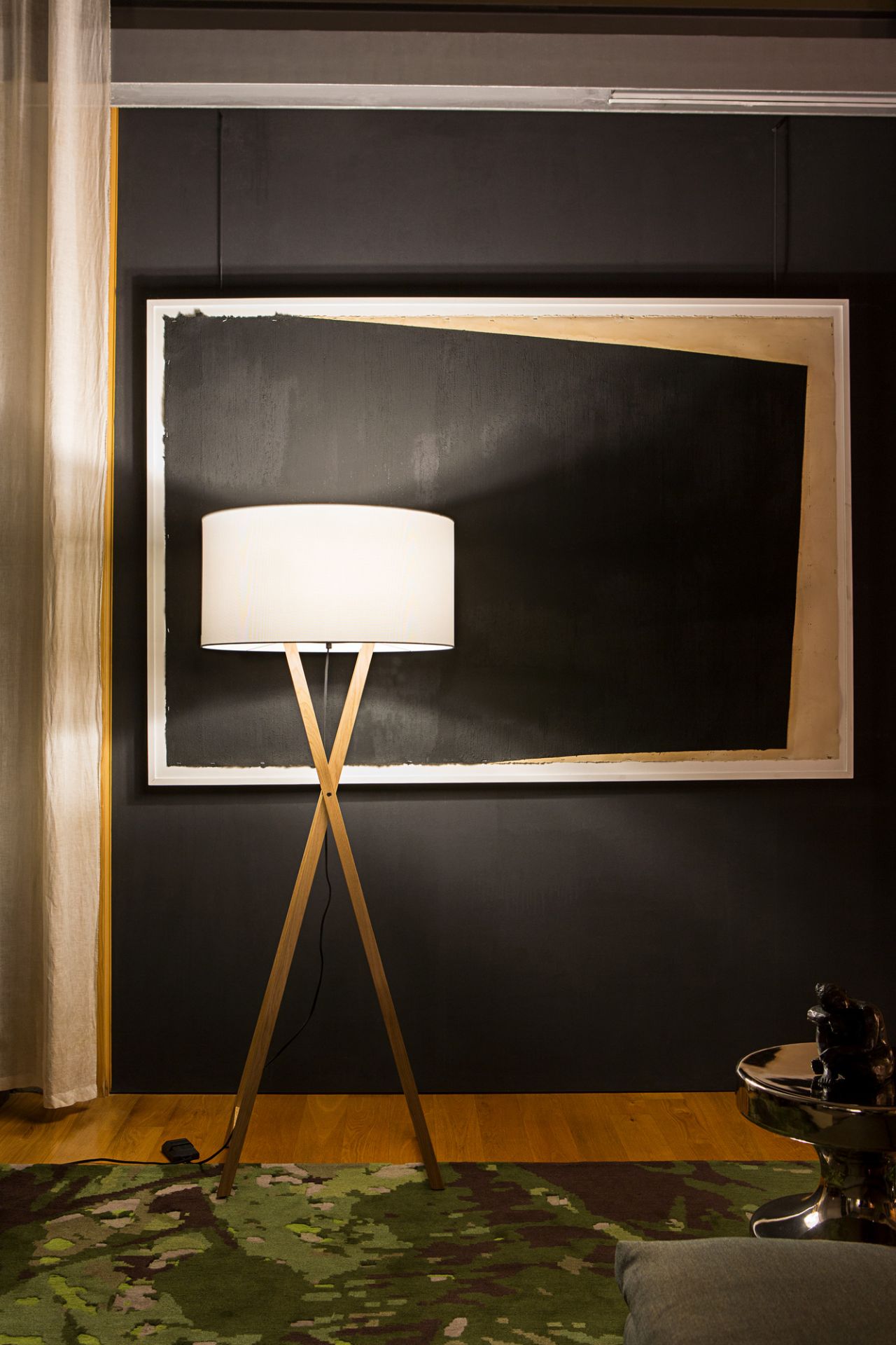 Cala P165 LED Stehleuchte von Marset mit Holzfuß und weißem Lampenschirm im Wohnzimmer.