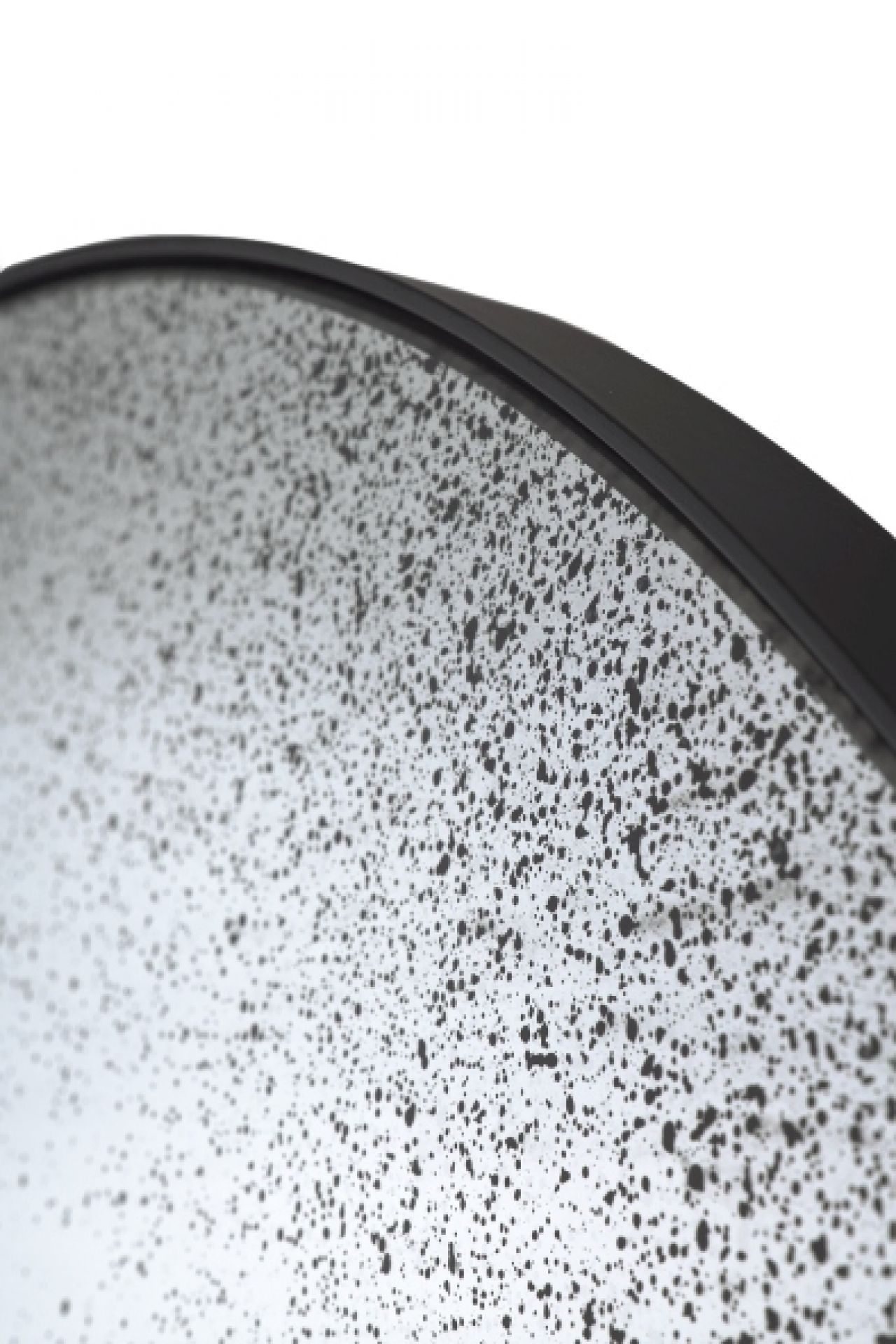 Detailaufnahme des Gate Spiegels von Ethnicraft mit klarer Spiegelfläche und schwarzem Rahmen.