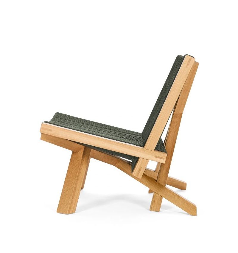 Volkshaus Lounge Chair Sessel ClassiCon aus Eiche mit dunkelgrüner Stoffbespannung, Seitenansicht auf weißem Hintergrund.