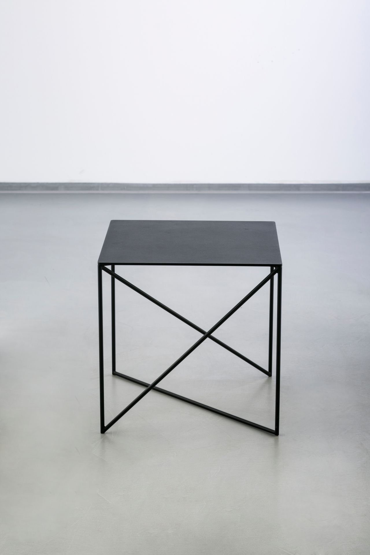 Schwarzer DOT Beistelltisch von Grupa mit minimalistischem Design und filigranem Metallgestell für moderne Wohnräume.