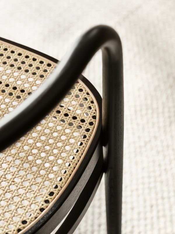 Detailaufnahme: Schwarzer PK 15 Stuhl von Fritz Hansen mit Wiener Geflecht Sitzfläche. Designklassiker.