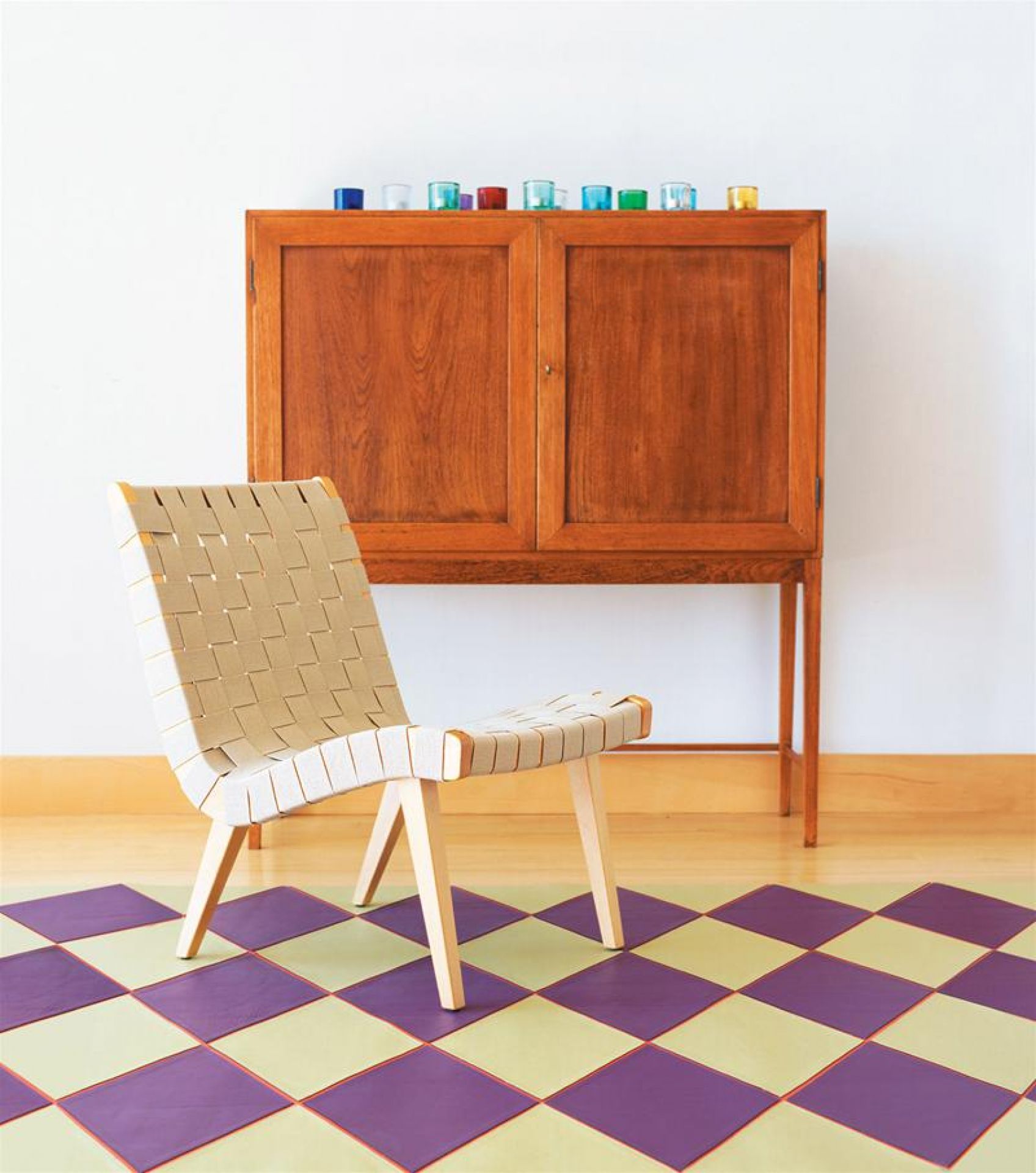 Risom Lounge Stuhl von Knoll International mit gewebter Sitzfläche und hellem Holzgestell. Designklassiker.