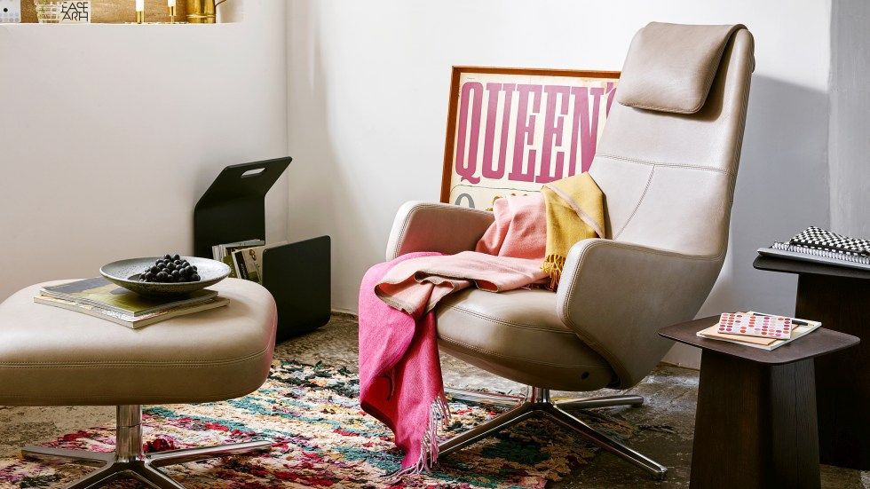 Beiger Repos Sessel mit Ottoman von Vitra, bequemer Relaxsessel mit Fußhocker für Wohnzimmer.