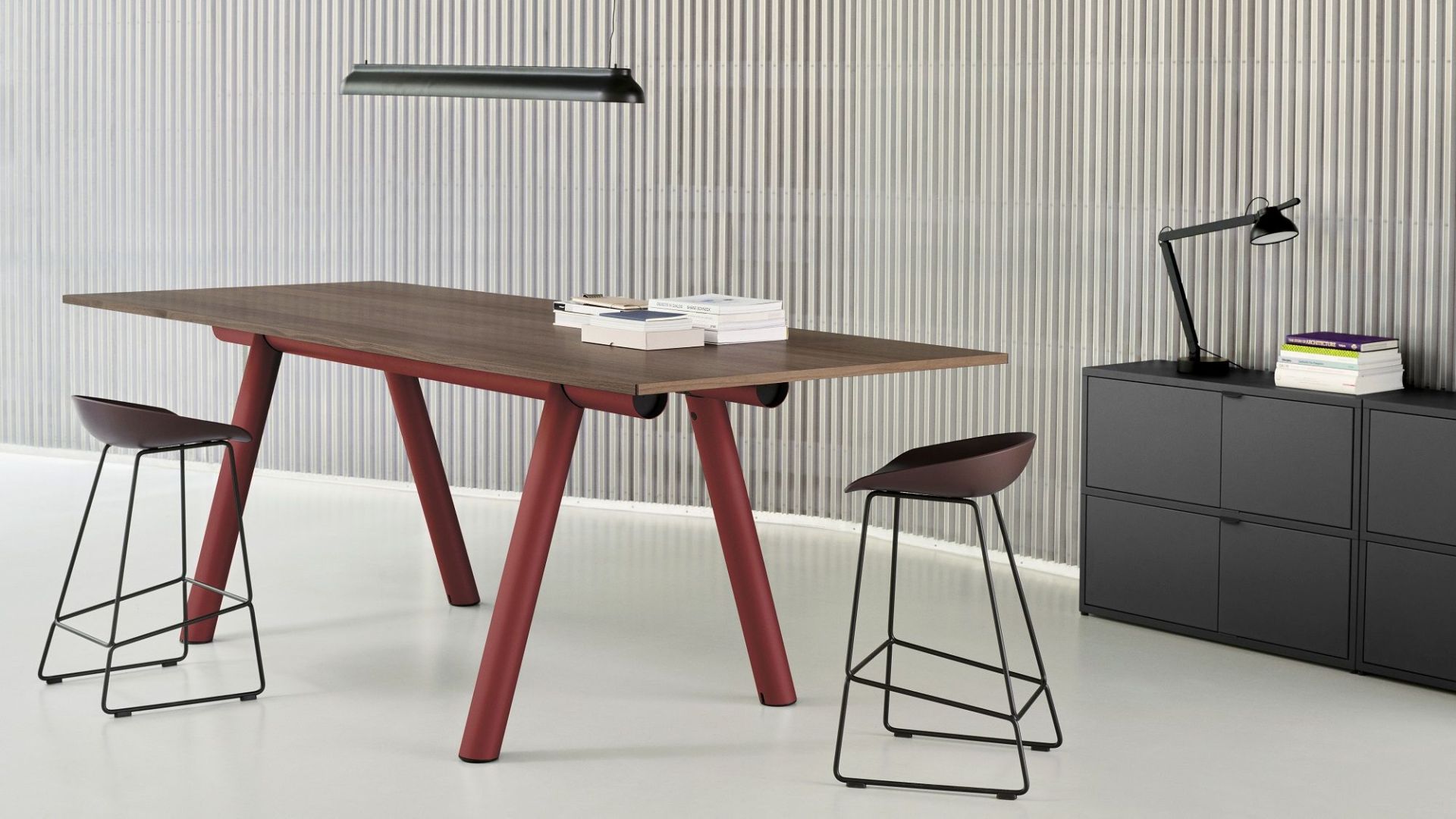 Moderner Stehtisch mit Holzplatte und roten Beinen, inklusive Barhockern für Büro oder Homeoffice.