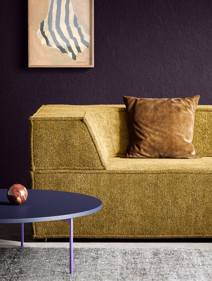 Trio Sofa in Taupe mit Kissen und blauem Tisch, moderne Wohnzimmer Einrichtung.