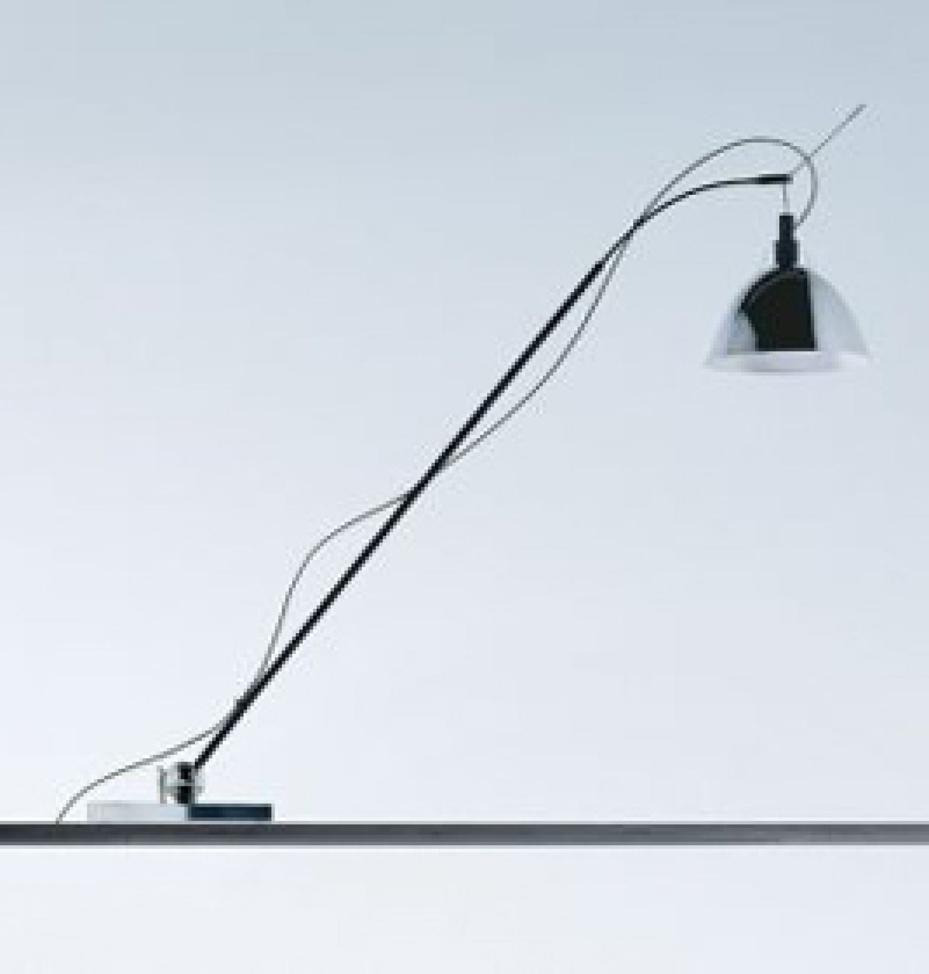 Max Kugler Tischleuchte von Ingo Maurer: Elegante, schwarze Designerleuchte mit verstellbarem Arm und Schirm.