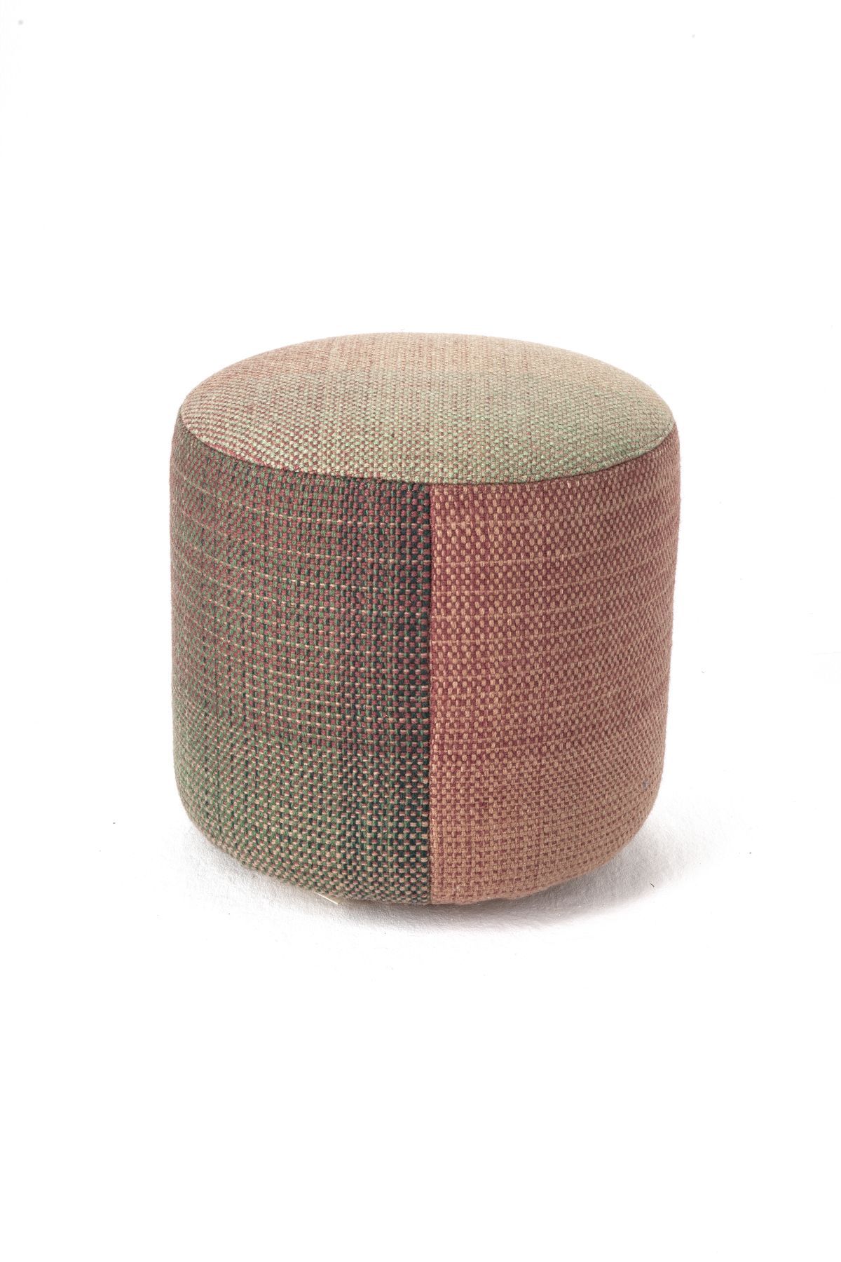 Nanimarquina Shade Pouf Hocker 3A, runder Sitzhocker in Grün- und Rottönen auf weißem Hintergrund.