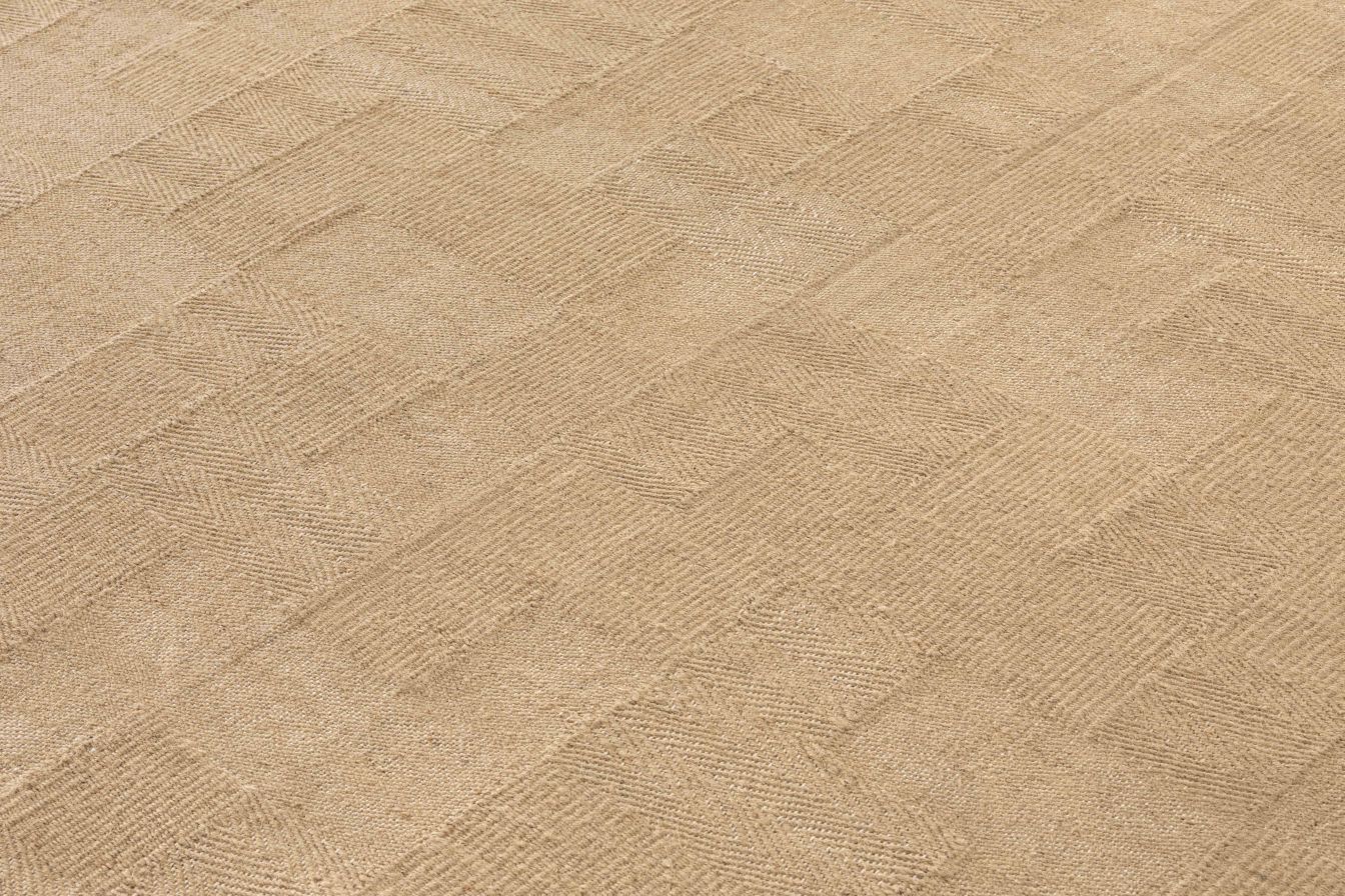 Detailaufnahme des beigen Roots Teppichs von Gan mit geometrischem Zickzack-Muster. Hochwertiger Teppich für Wohnzimmer und Schlafzimmer.