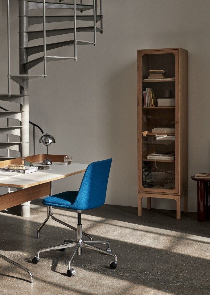 AndTradition Trace SC87 Vitrine aus Eichenholz im modernen Büro mit Schreibtisch und Bürostuhl.