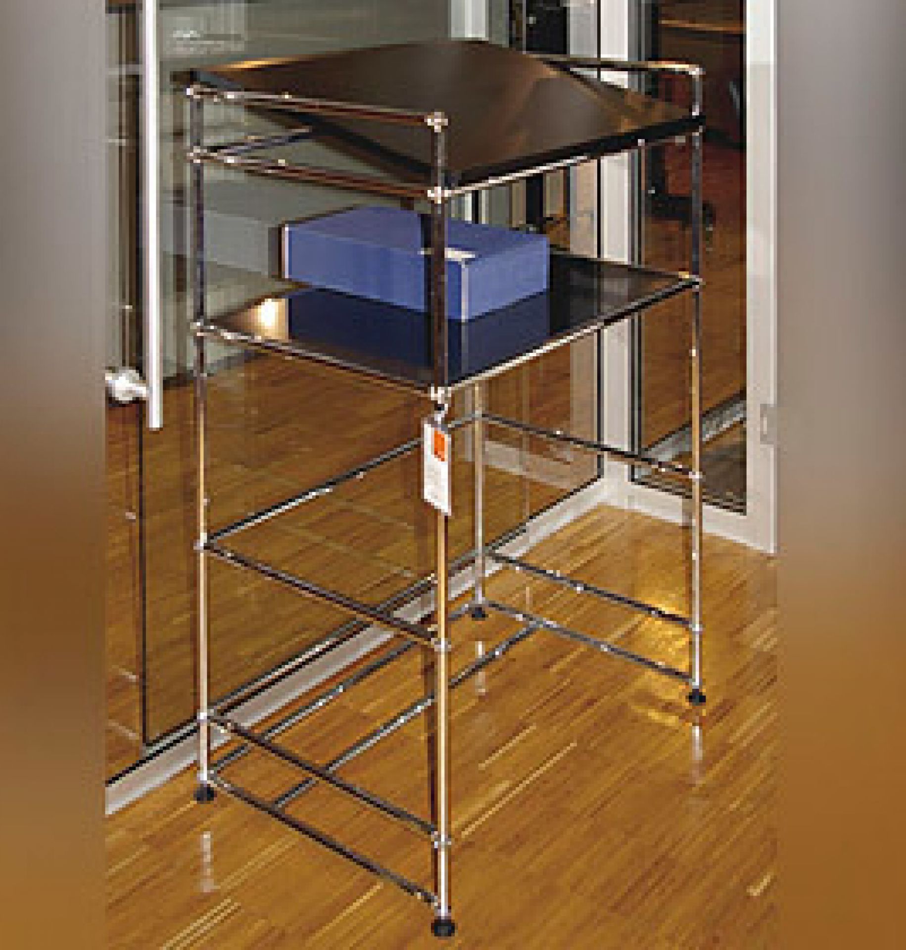 USM Haller Stehpult mit Chromgestell und schwarzer Tischplatte, modernes Design für ergonomisches Arbeiten.