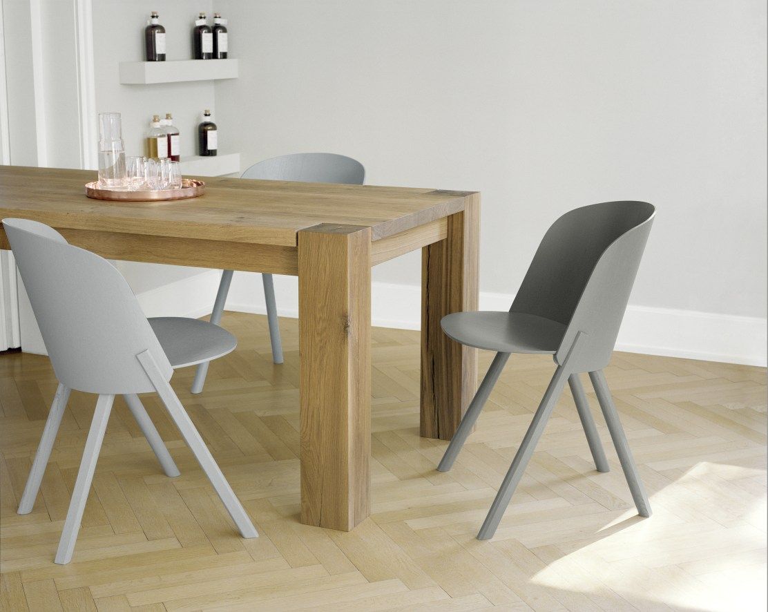 E15 Bigfoot Tisch aus Massivholz mit grauen Stühlen in heller Wohnung. Moderner Esstisch.