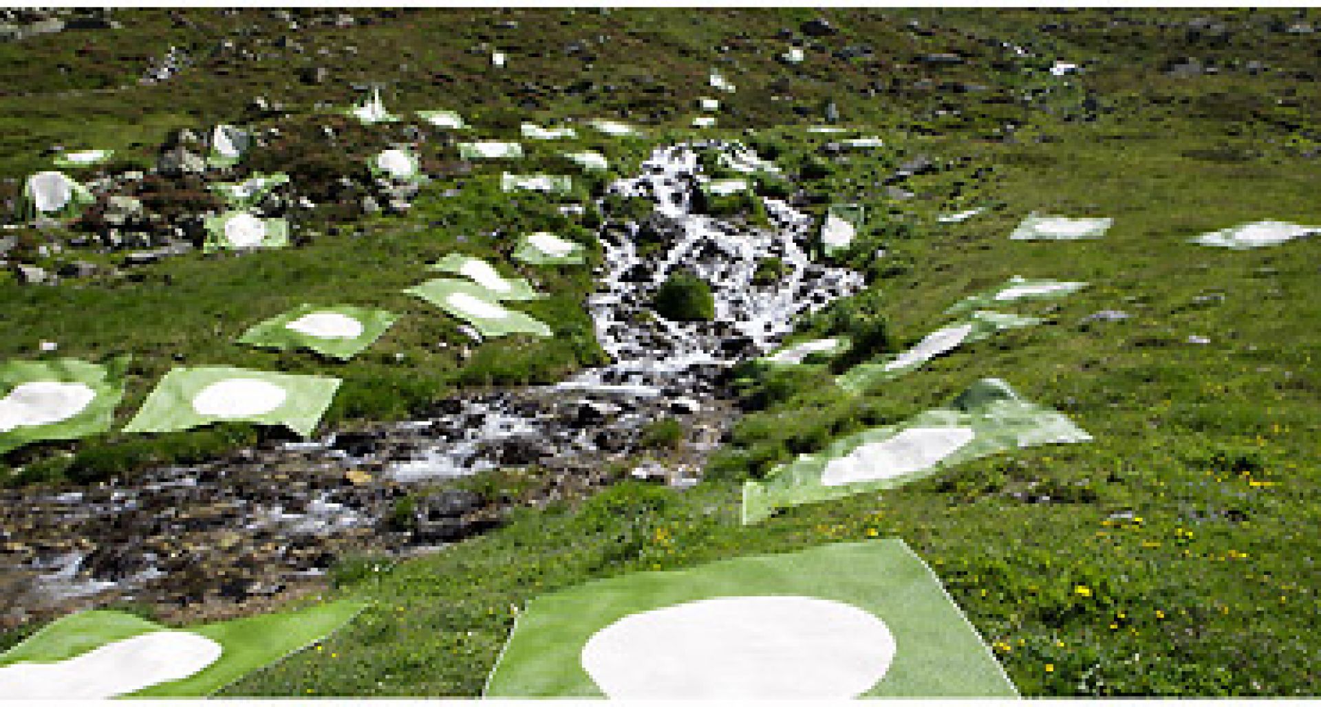 Pappelina Vera One Teppich 180x230 cm im Grünen: Outdoor-Kunstinstallation mit robusten, hellgrünen Kunststoffteppichen am Bach.