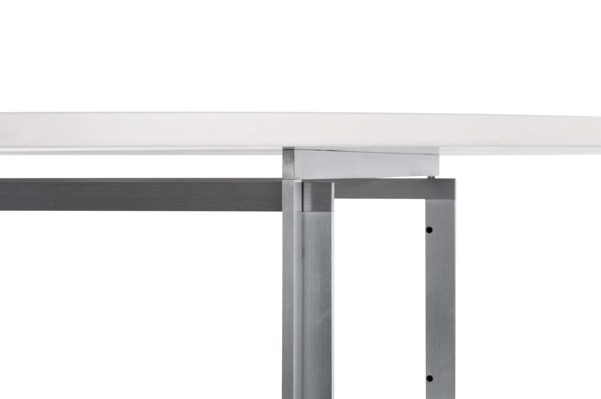 Detailaufnahme des Fritz Hansen PK58 Esstisches mit weißer Tischplatte und Stahlgestell. Design Esstisch für Esszimmer.