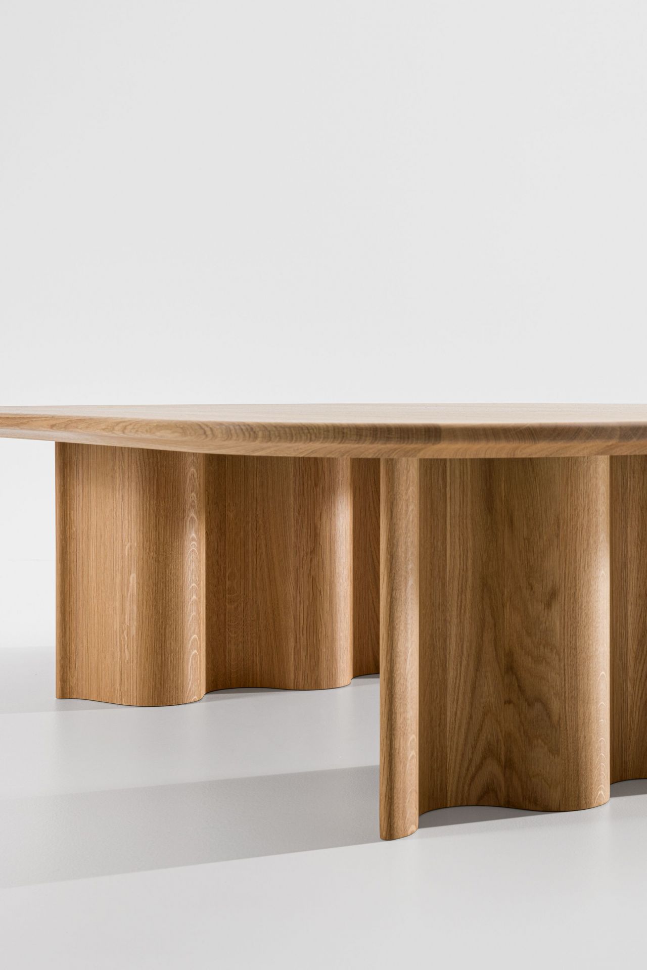 Curtain Couchtisch aus massiver Eiche, rechteckig, mit wellenförmigen Beinen, modernes Möbeldesign.