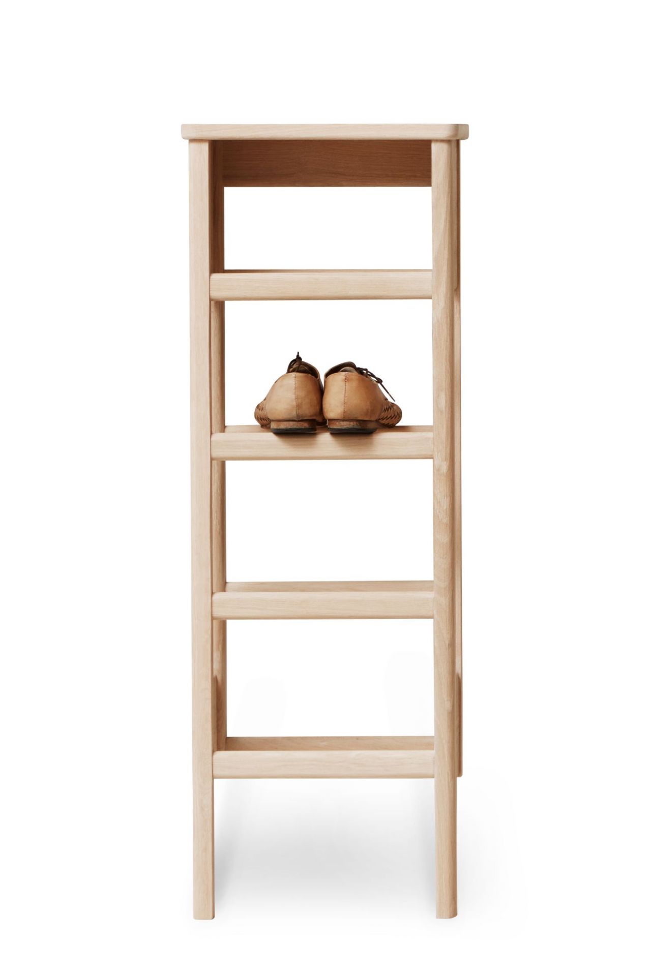 A Line Schuhregal 35 von Form & Refine aus Eiche, weiß geölt. Schuhablage.