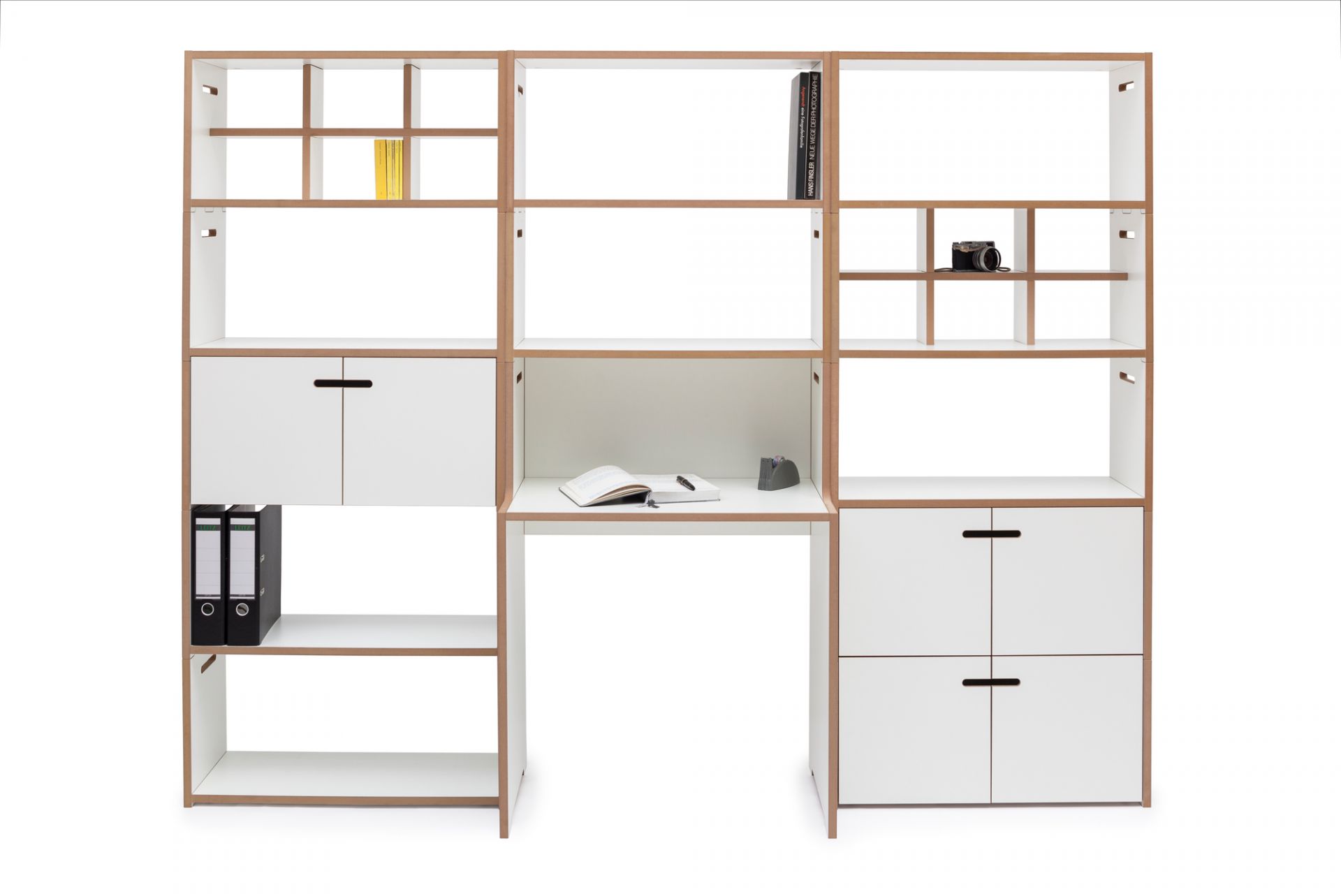 Tojo Schreibtisch: Modulares Regalsystem mit integriertem Schreibtisch, weißen Fronten und Holzrahmen für Büro und Arbeitszimmer.