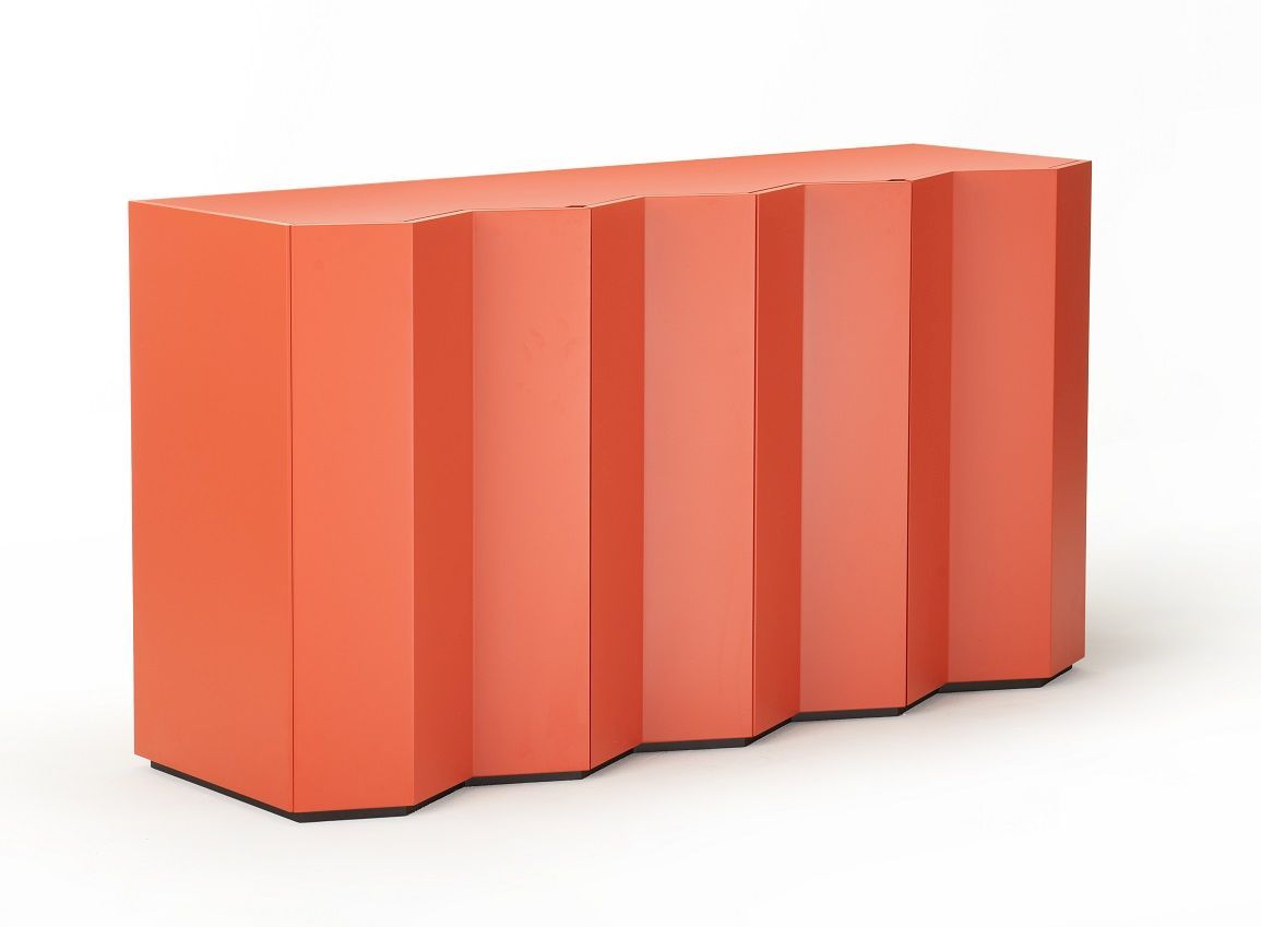 Zanotta Z24 Sideboard 727A in Koralle: Modernes Design Sideboard mit vertikalen, wellenförmigen Fronten.