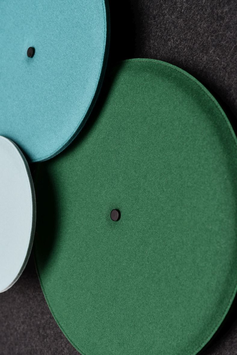 Hey Sign Wandelement Spot Akustik: Runde, grüne, blaue und weiße Filz-Wandpaneele zur Schallabsorption im Detail.