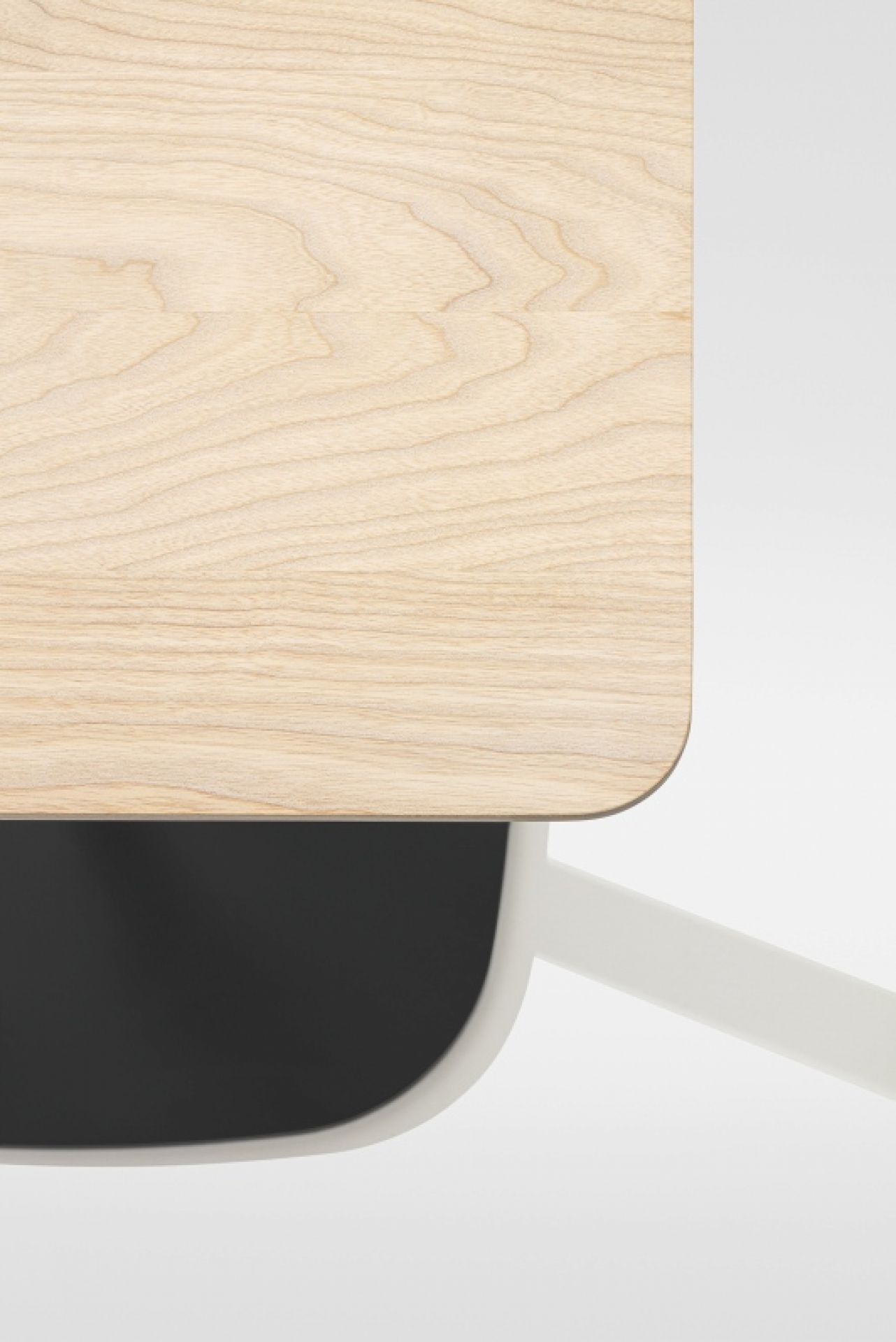 Detailaufnahme der Tischplatte vom Vermu Esstisch quadratisch Zeitraum, helle Holzoberfläche mit abgerundeten Kanten und weißem Gestell.