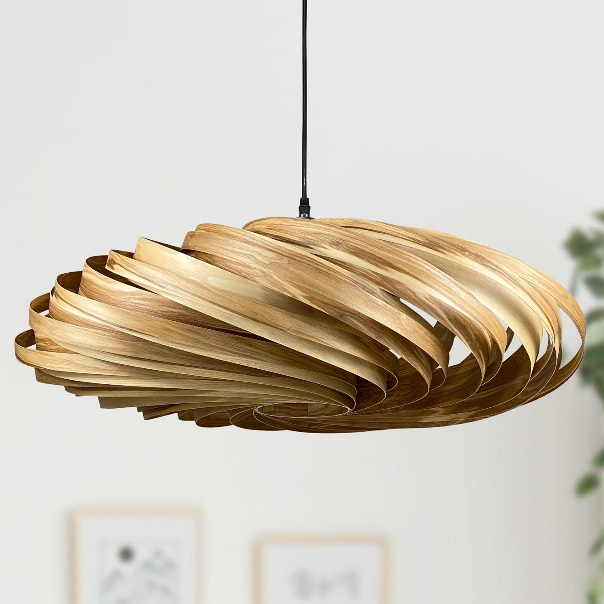 Veneria Hängeleuchte aus Olivesche, spiralförmiges Design, moderne Pendelleuchte für Wohnzimmer und Essbereich.