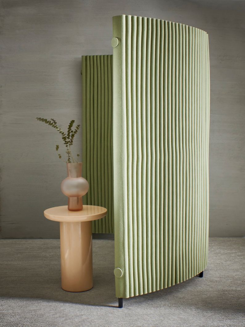 Grüner Hey Sign Welle Paravent, 2 gebogene Elemente mit Verbindern, Raumteiler aus Filz.