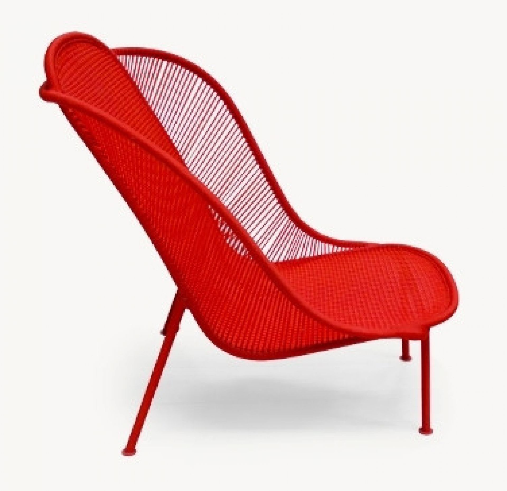 Roter Imba Sessel mit filigranem Drahtgeflecht. Design Sessel für Wohnzimmer und Garten.