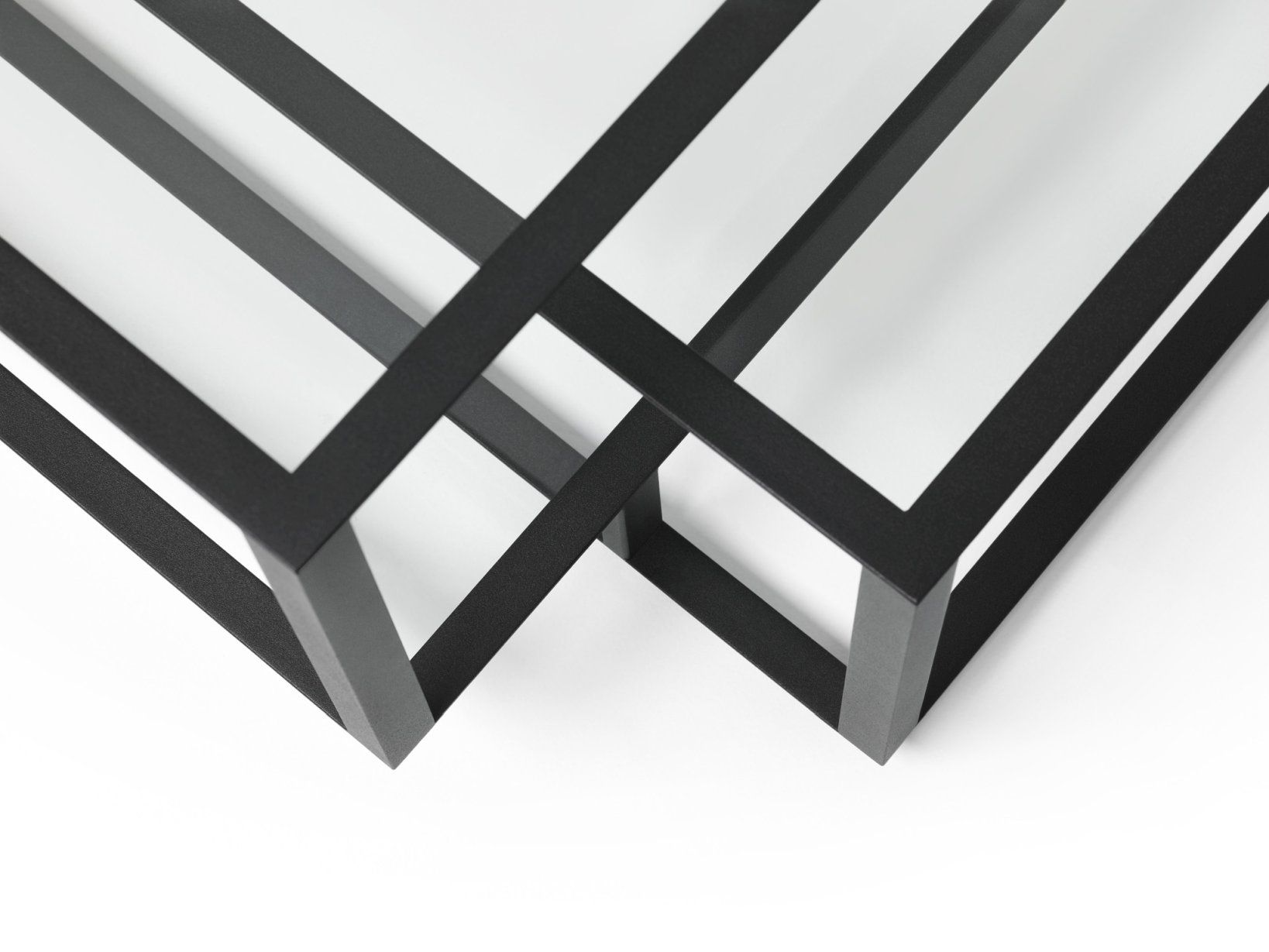 Detailaufnahme des Tangled Square Couchtischs mit schwarzem Metallgestell und minimalistischem Design für moderne Wohnzimmer.